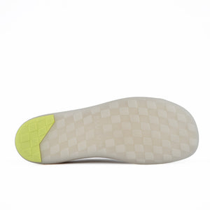 Sula på Blusun barfotasko i färgen camel – vit yttersula med halkskydd och gul hälförstärkning för ökad greppsäkerhet vid naturlig gång.