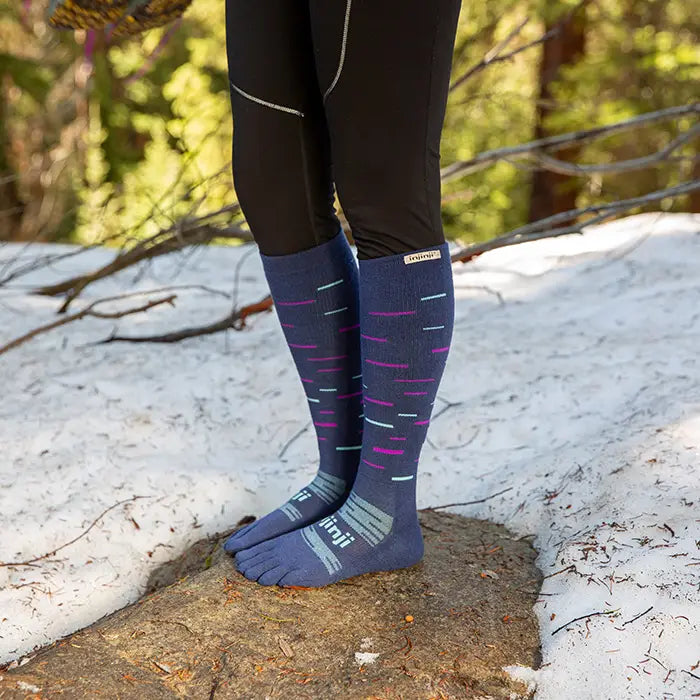 Sne over læggen - Tåsokker til vintersport - Injinji