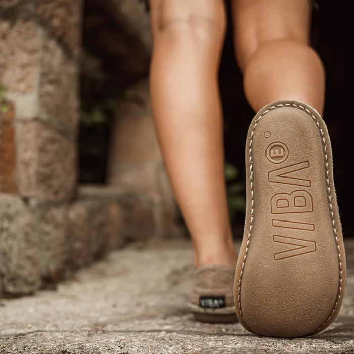 VIBA Zuma barfotaskor i färgen Linen Oak, fotograferade uppifrån. Modellen har bred tåbox, ergonomisk passform och är tillverkad i naturfärgat linne – designade för komfort och fri rörlighet.