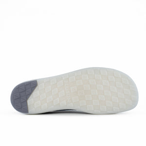 Sula på blå barfotasko från Blusun – vit yttersula med diamantmönstrat grepp och logotyp, designad för naturlig rörelse och halkfritt fäste.