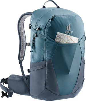Deuter Futura 27 liter ryggsäck i blått, visad från sidan med en karta i frontfickan – idealisk för vandring och utflykter med lättåtkomligt ytterfack för navigationstillbehör.