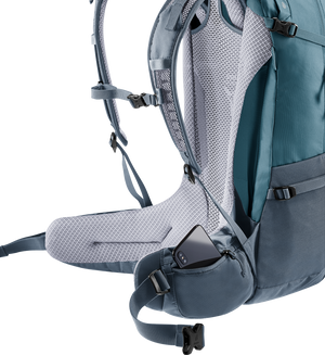 Detaljbild av Deuter Futura 27 ryggsäckens höftbälte med dragkedjeficka som rymmer en smartphone – praktisk förvaring med snabb åtkomst under vandring.