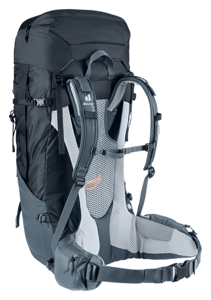 Deuter Futura Air Trek 55+10 SL ryggsäck sedd snett bakifrån, med ventilerat bärsystem, justerbara axelremmar, bröstrem och vadderat höftbälte för ergonomisk passform och god luftcirkulation vid längre vandring.