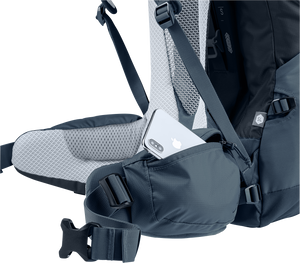 Närbild på Deuter Futura Air Trek 55+10 SL vandringsryggsäckens höftbälte med en vadderad ficka som rymmer en smartphone – praktisk åtkomst för små tillhörigheter under vandring.