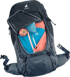 Deuter Futura Air Trek 55+10 SL ryggsäck öppnad framtill – visar packade kläder, tygbit och ett äpple, med god överblick över det stora huvudfacket.