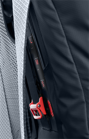 Närbild på justeringssystemet för rygglängd på Deuter Futura Air Trek 55+10 SL – visar skalan med storlekarna S, M, L samt ett rött spänne för enkel inställning