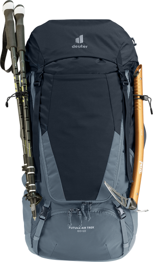 Deuter Futura Air Trek 60+10 – frontvy med fastspända vandringsstavar och en isyxa på ryggsäckens utsida, fästa med öglor och remmar för extern utrustning.
