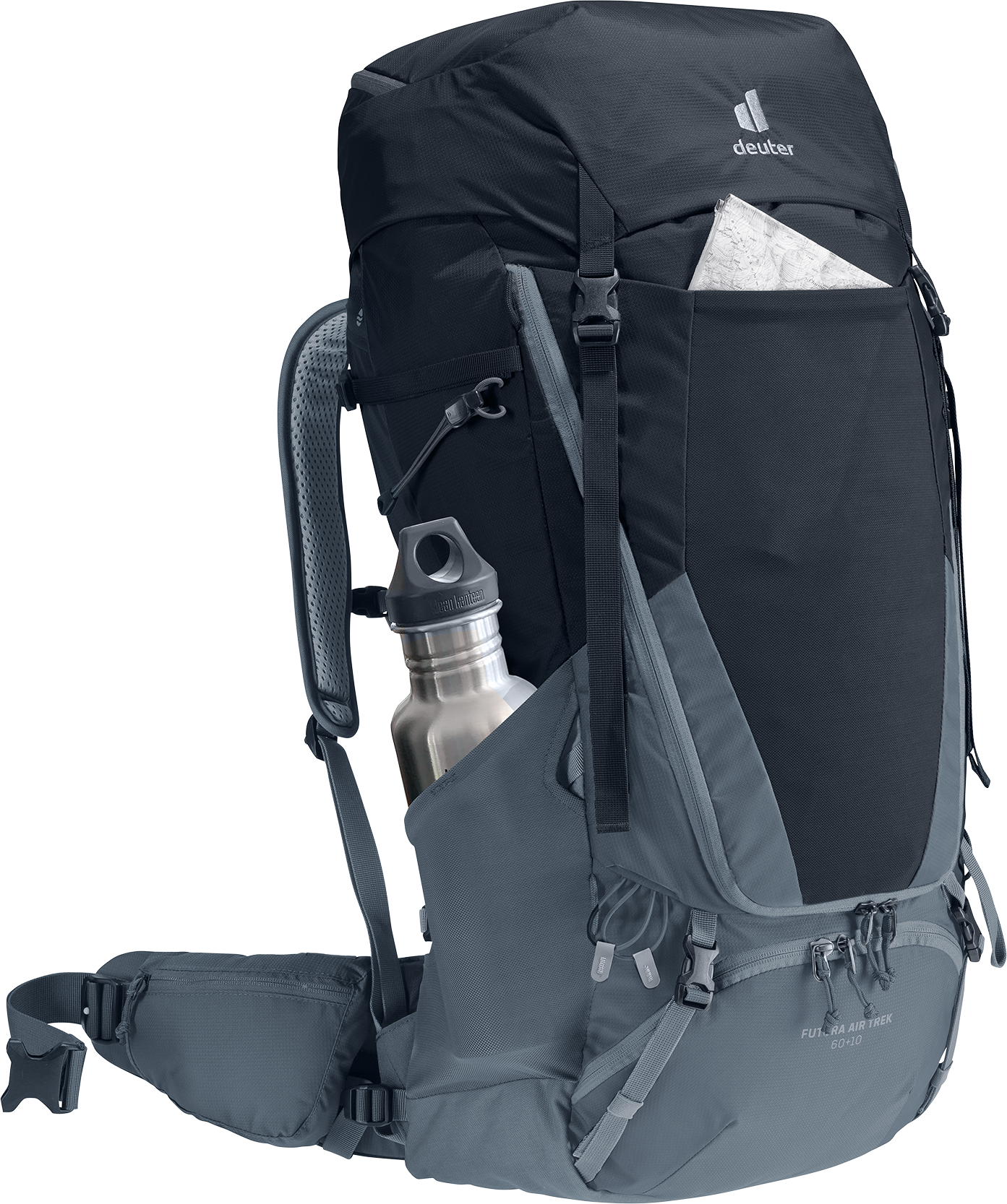Deuter Futura Air Trek 60+10 – sidovy av ryggsäck med en stålvattenflaska i sidofickan och en karta i den främre ytterfickan.