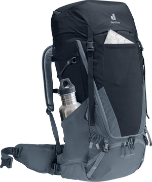 Deuter Futura Air Trek 60+10 – sidovy av ryggsäck med en stålvattenflaska i sidofickan och en karta i den främre ytterfickan.