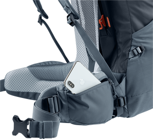 Närbild på höftbältet på Deuter Futura Air Trek 60+10, med en smartphone delvis nedstoppad i den dragkedjeförsedda fickan