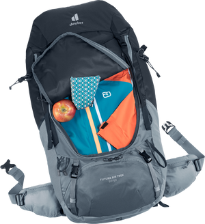 Överblick av ryggsäcken Deuter Futura Air Trek 60+10 med det främre facket öppet, där en färgglad jacka, ett äpple och en blå necessär med blommönster syns packade inuti