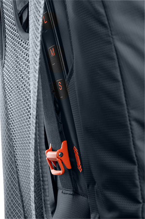 Närbild på det justerbara bärsystemet på ryggsäcken Deuter Futura Air Trek 60+10, där en orange spärr och skalan för rygglängdsinställning (S, M, L) tydligt syns.