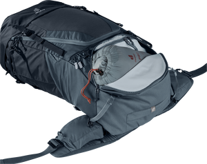 Ryggsäcken Deuter Futura Air Trek 60+10 liggande ner med det nedre facket öppet, där en packpåse med Deuter-logga är nedpackad. Facket visar ryggsäckens volym och åtkomstmöjligheter.