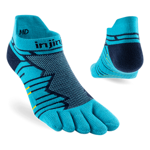 Injinji tåstrumpor i blå och turkosa nyanser med grafiskt mönster och individuell passform för varje tå. Designade för löpning och aktivitet med god ventilation och stöd.
