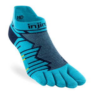 Injinji tåstrumpa i blå och turkosa nyanser med grafiskt mönster och individuell passform för varje tå. Designade för löpning och aktivitet med god ventilation och stöd.