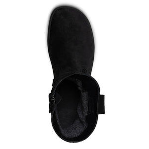 Blusun boots i svart mocka, visad uppifrån med minimalistisk design, mjuk ovandel och svart yttersula.