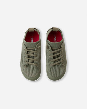 Reima Astelu barfotasko i grön stickad mesh med vit sula, bred tåbox och låg profil – sedd från sidan, designad för barn i rörelse.