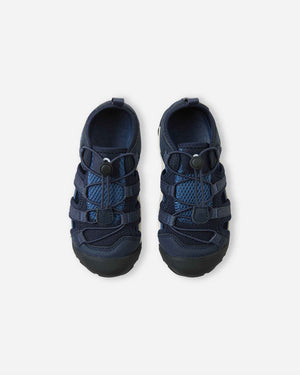 Reima barnsandaler i marinblått – slitstark sommarsandal med skyddande tådel, justerbar dragsko och ventilerande mesh för aktiva barn