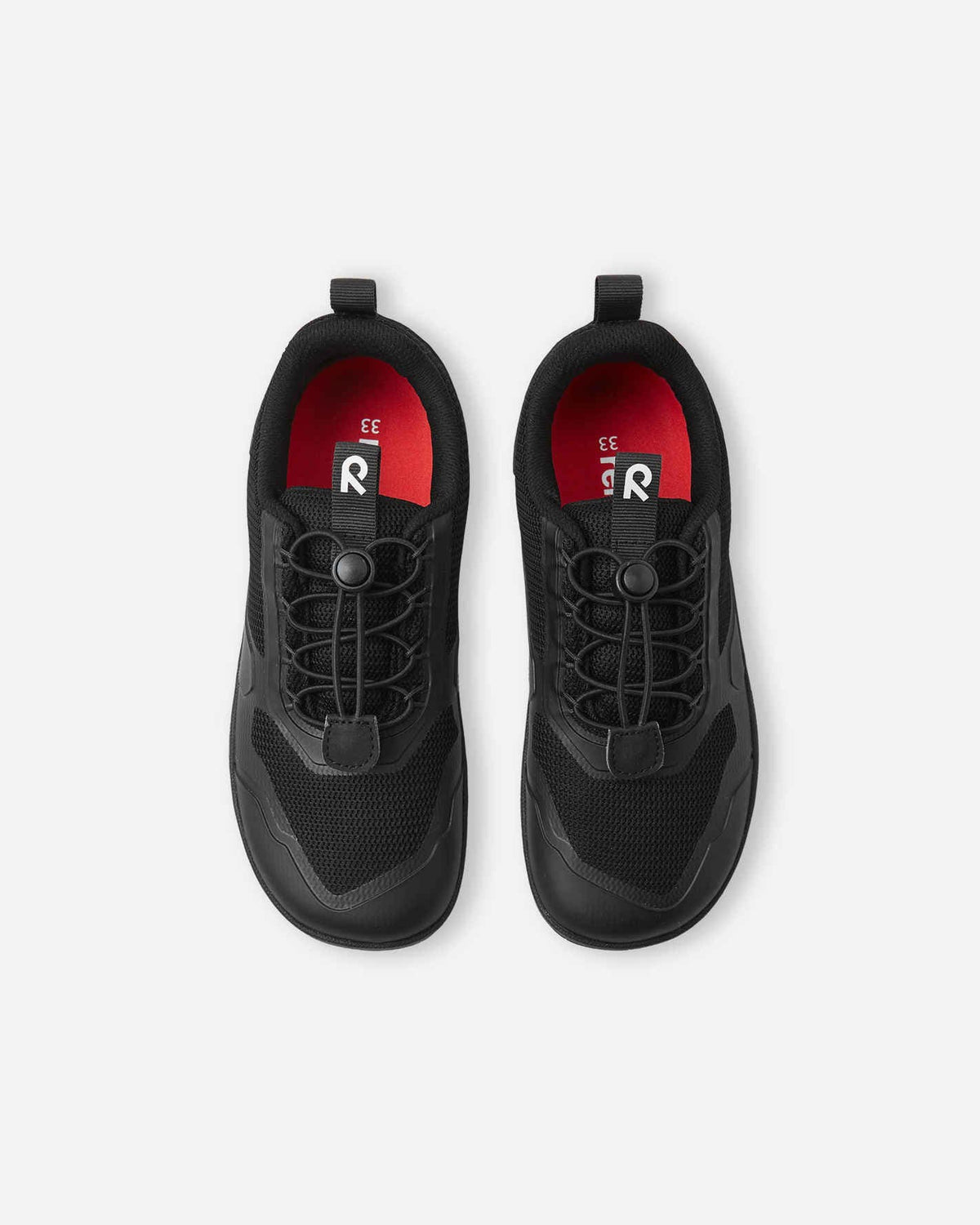 Reima Tallustelu Black – minimalistiska barfotaskor för barn, visade uppifrån med röd innersula och elastisk snörning för optimal passform och komfort.