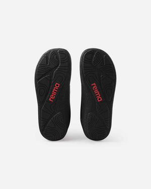 Undersidan av Reima Tallustelu Black – minimalistiska barfotaskor för barn, visade uppifrån med röd innersula och elastisk snörning för optimal passform och komfort.