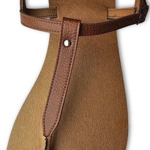 Närbild av tåremmen på barfotamodellen Warm Amber från Lonnies. Bilden visar den bruna Y-formade remmens textur i läderimitation och det silvriga nitet som fäster remmen i mellanfoten. Fokus ligger på detaljer och material, perfekt för kunder som vill se kvaliteten på nära håll.