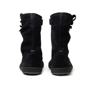 Blusun boots i svart mocka, visad bakifrån med minimalistisk design, mjuk ovandel och svart yttersula.