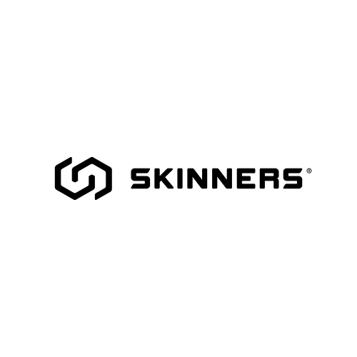 Logotyp för Skinners med ett stiliserat S-format emblem till vänster och ordet ‘SKINNERS’ i svarta versaler till höger mot vit bakgrund.