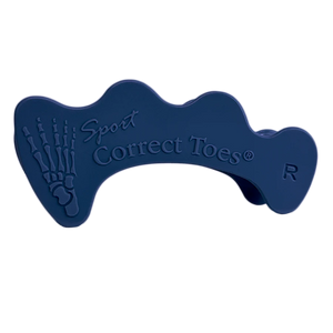 Närbild på en blå tåseparator för höger fot från Correct Toes Sport, tillverkad i flexibel medicinsk silikon. Produkten visar en anatomisk fotillustration samt texten ”Correct Toes Sport R”.