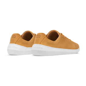 Skinners Easygoer-sko i färgen Camel, sedd från sidan. Sneaker i mockaliknande material med vit sula och diskret logotyp.