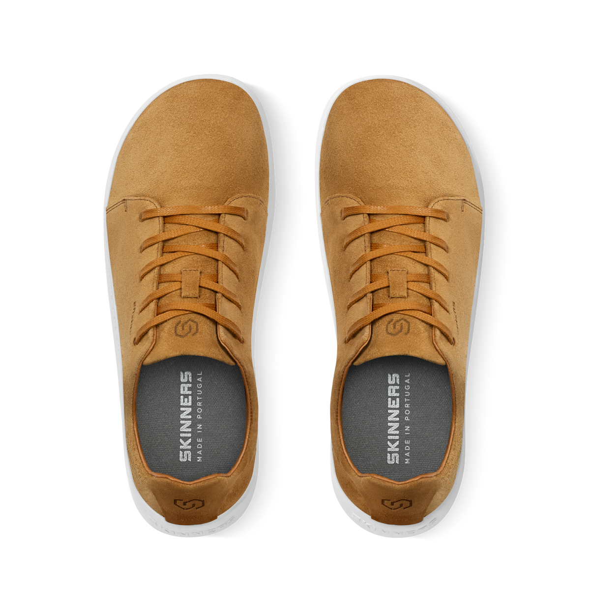 Skinners Easygoer-sko i färgen Camel, sedd från sidan. Sneaker i mockaliknande material med vit sula och diskret logotyp.