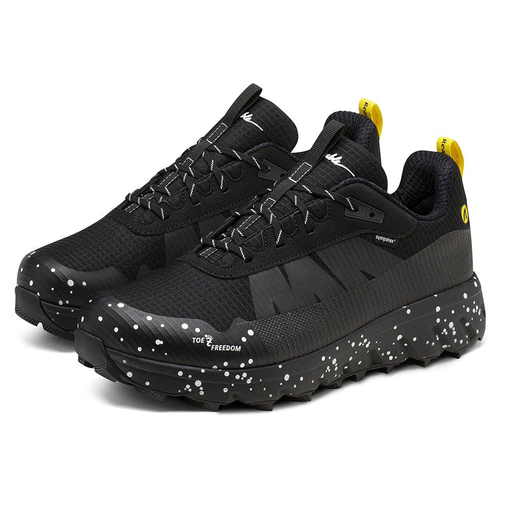 Svart trailsko från Joe Nimble med stänkmönstrad sula, Toe Freedom-design och vattentätt Sympatex-material. Gult hälgrepp och logotyp på sidan