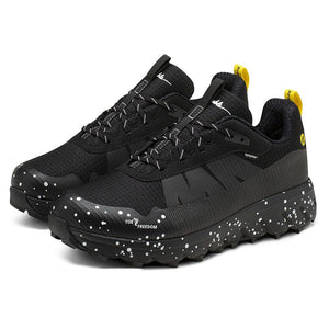 Svart trailsko från Joe Nimble med stänkmönstrad sula, Toe Freedom-design och vattentätt Sympatex-material. Gult hälgrepp och logotyp på sidan