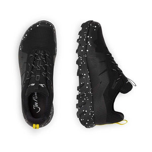 Svart trailsko från Joe Nimble med stänkmönstrad sula, Toe Freedom-design och vattentätt Sympatex-material. Gult hälgrepp och logotyp på sidan