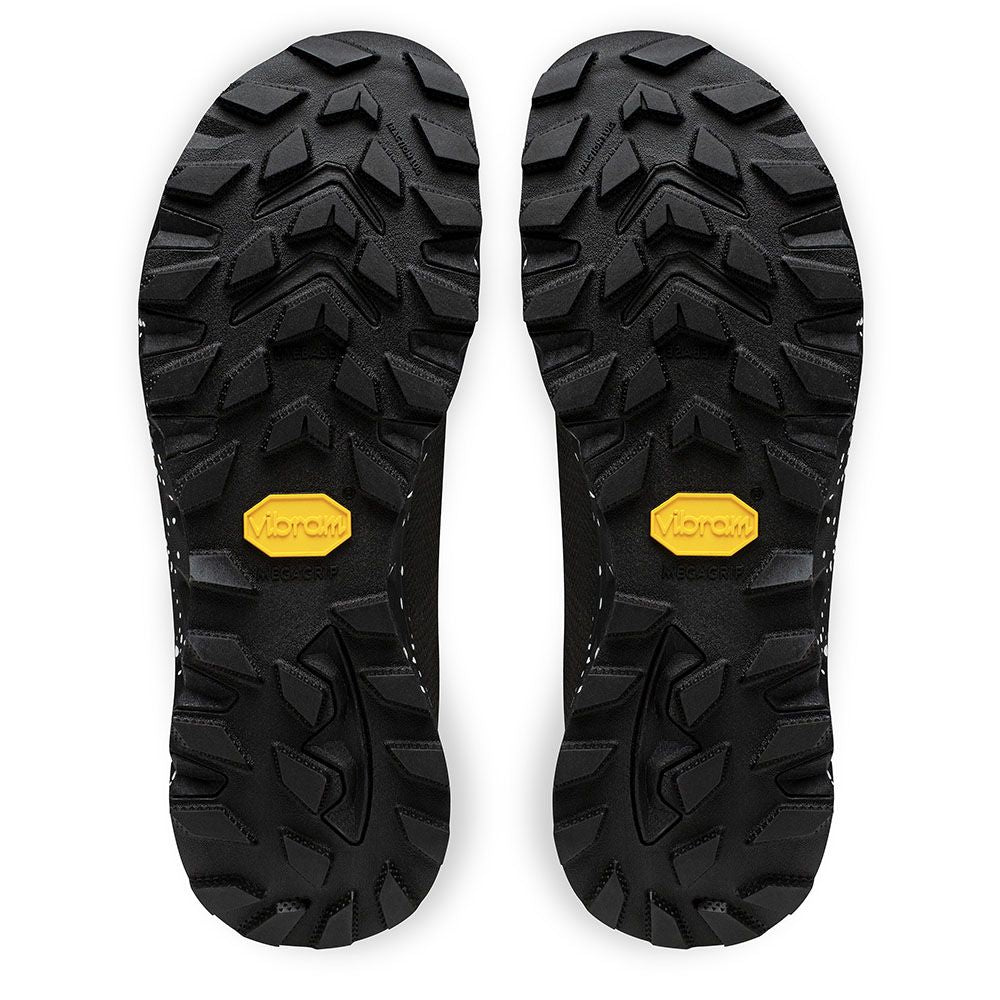 Undersidan av svart trailsko från Joe Nimble med stänkmönstrad sula, Toe Freedom-design och vattentätt Sympatex-material. Gult hälgrepp och logotyp på sidan