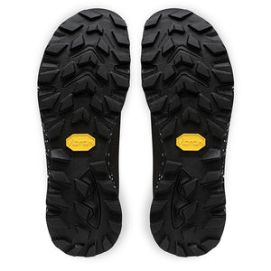 Undersidan av svart trailsko från Joe Nimble med stänkmönstrad sula, Toe Freedom-design och vattentätt Sympatex-material. Gult hälgrepp och logotyp på sidan