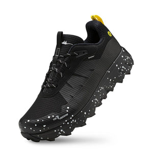 Svart trailsko från Joe Nimble med stänkmönstrad sula, Toe Freedom-design och vattentätt Sympatex-material. Gult hälgrepp och logotyp på sidan