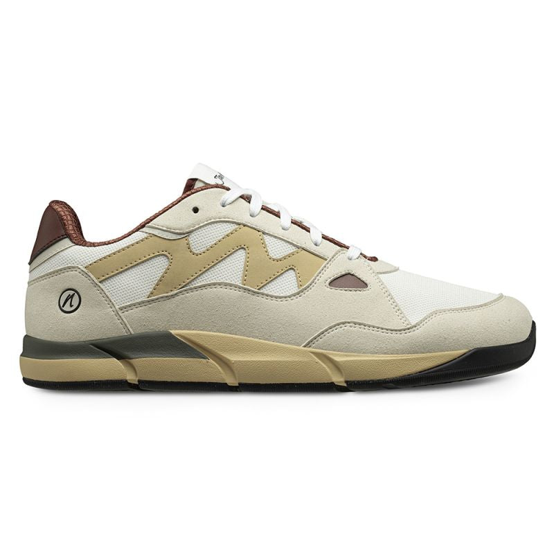 Joe Nimble Addict barfotasko i beige, brun och sandfärgad kombination. Sneakern har en bred tåbox, andningsbar ovandel i mesh och mockaliknande paneler, samt en lågprofilsdesign för naturlig fotrörelse. Synlig yttersula i beige och svart med lätt upphöjd häl.