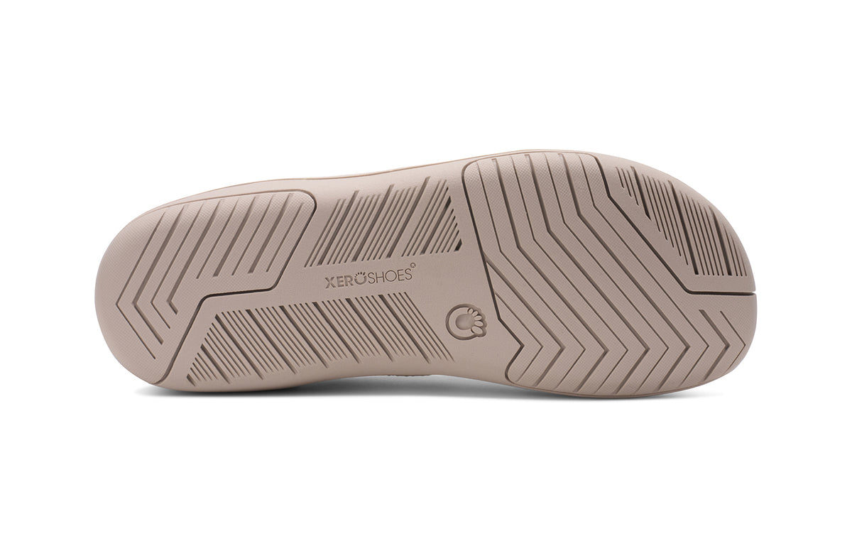 Undersidan av Xero Shoes Nexus Knit Silver Lining – stilren barfotasko i stickad beige mesh med bred tåbox, flexibel yttersula och noll drop för naturlig fotrörelse i vardagen