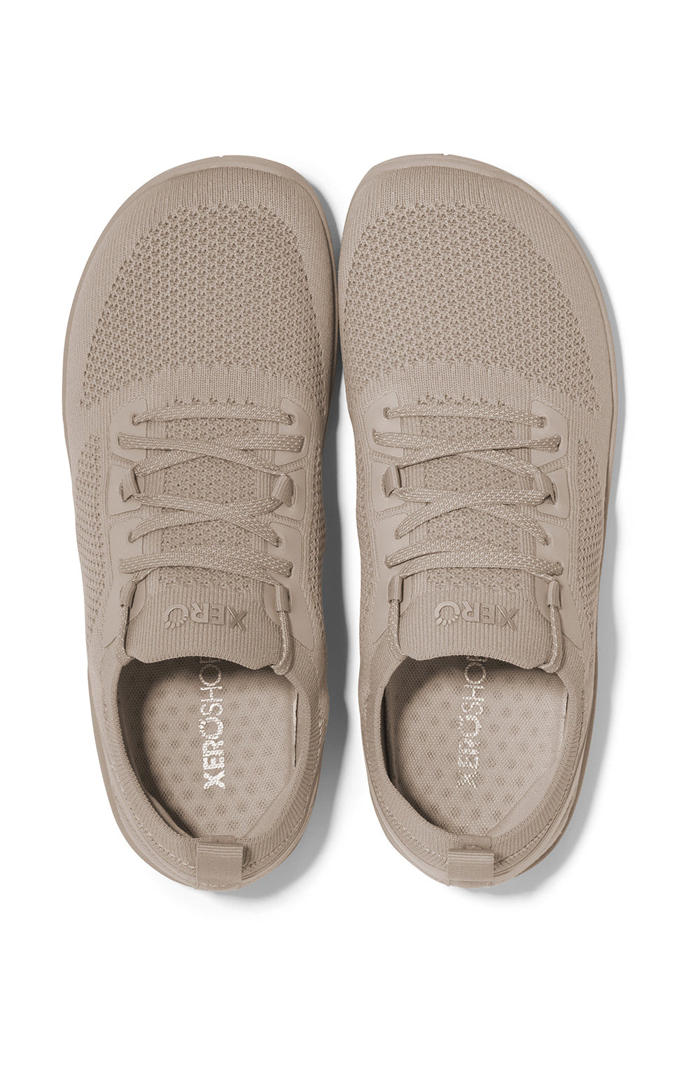 Xero Shoes Nexus Knit Silver Lining – stilren barfotasko i stickad beige mesh med bred tåbox, flexibel yttersula och noll drop för naturlig fotrörelse i vardagen