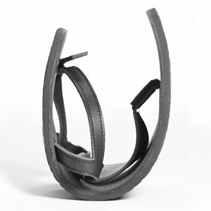 Lonnies barfotasko Lux Little Black i rullad position. Bilden visar sandalens extrema flexibilitet, där sulan är böjd i en U-form för att demonstrera dess smidighet och följsamhet – ett kännetecken för minimalistiska barfotaskor.