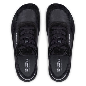 Skinners Allrounder i svart färg, visad uppifrån. Skon har svart ovandel med matt struktur, svarta mockadetaljer, svarta skosnören och bred tåbox. Ett minimalistiskt val för barfotakänsla och vardagskomfort