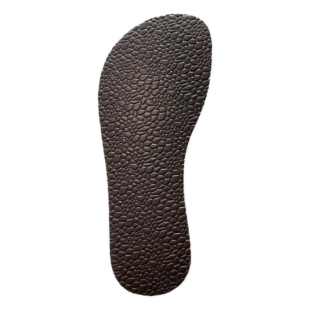 Produktbild av minimalistisk barfotasko från Lonnies i modellen Warm Amber. Sandalen har en tunn Y-formad rem i brunt läder, justerbart hälspänne och en platt, naturfärgad sula. Fotograferad i sned vinkel mot vit bakgrund för att tydligt visa design och passform