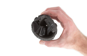 Z-Trail EV sandal från Xero Shoes ihoprullad i en hand – visar den extremt flexibla och minimalistiska designen för naturlig rörelse och enkel packning vid resa eller vandring