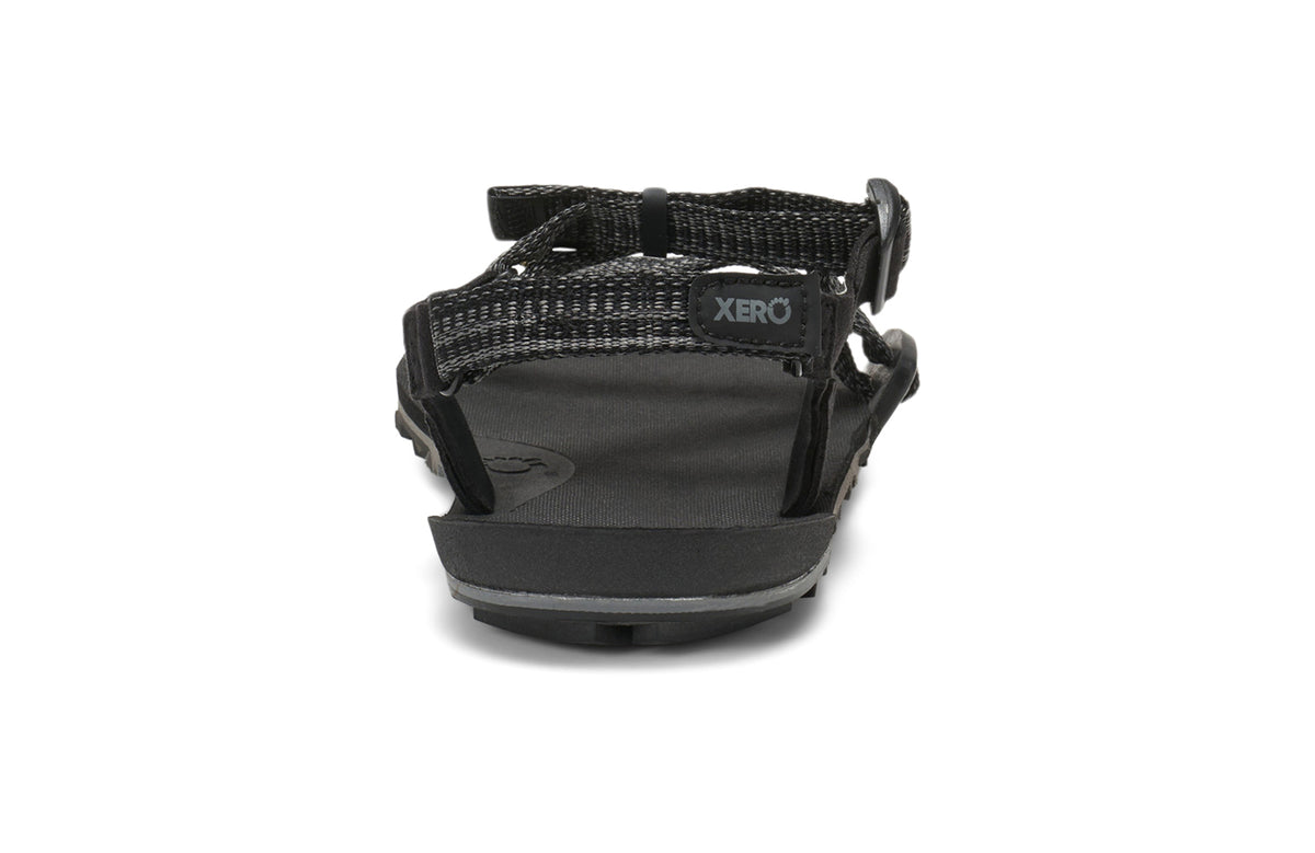 Baksidan av Z-Trail EV sandalen från Xero Shoes i färgen Multi-Black – visar hälremmens design och den strukturerade yttersulan med greppvänligt mönster.