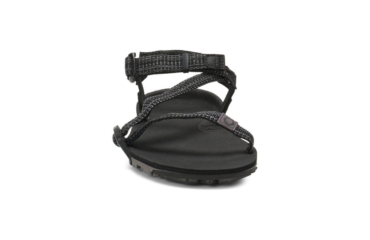 Framsidan av Z-Trail EV sandalen från Xero Shoes i färgen Multi-Black – visar hälremmens design och den strukturerade yttersulan med greppvänligt mönster.