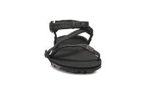Framsidan av Z-Trail EV sandalen från Xero Shoes i färgen Multi-Black – visar hälremmens design och den strukturerade yttersulan med greppvänligt mönster.