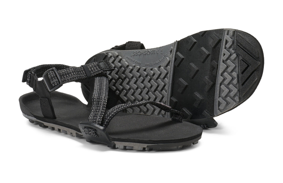 Produktbild av Z-Trail EV sandalen från Xero Shoes i färgen Multi-Black – visar hälremmens design och den strukturerade yttersulan med greppvänligt mönster.