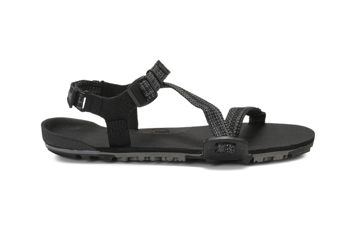 Produktbild av Z-Trail EV sandalen från Xero Shoes i färgen Multi-Black – visar hälremmens design och den strukturerade yttersulan med greppvänligt mönster.