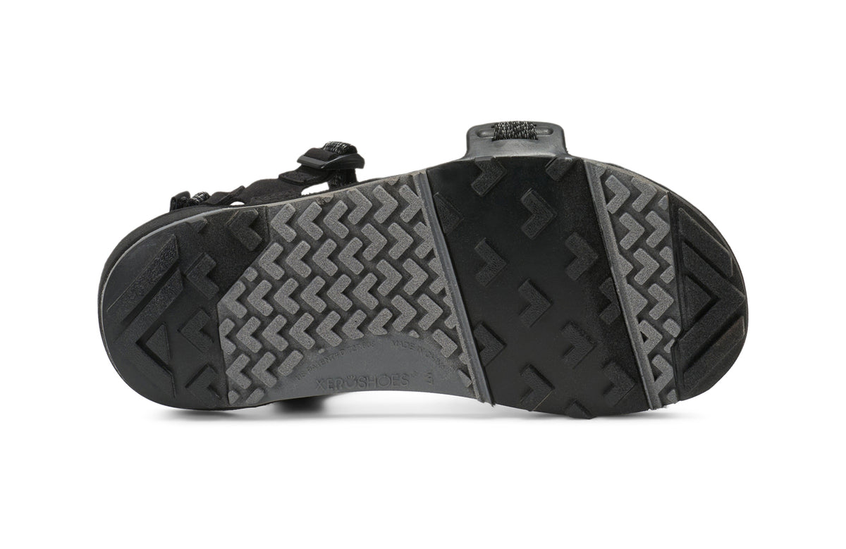 Undersidan av Z-Trail EV sandalen från Xero Shoes i färgen Multi-Black – visar hälremmens design och den strukturerade yttersulan med greppvänligt mönster.