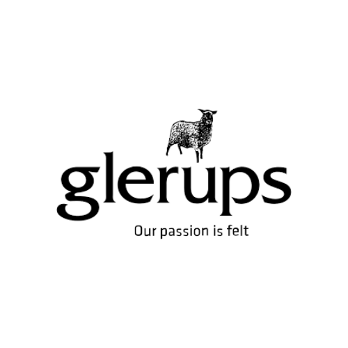 Glerups-logotyp i svart med en illustration av ett får ovanför texten 'glerups' och sloganen 'Our passion is felt' under.